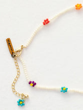 Load image into Gallery viewer, Beaded Daisy Choker Necklace
